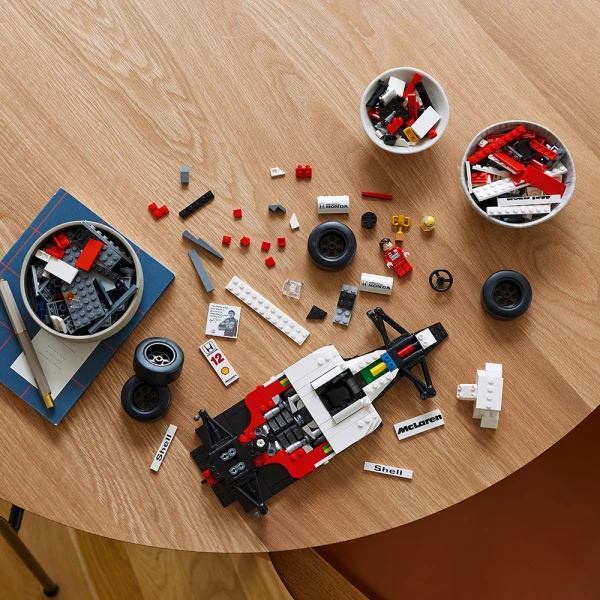 LEGO® ICONS MCLAREN MP4/4 & ΆΙΡΤΟΝ ΣΕΝΑ