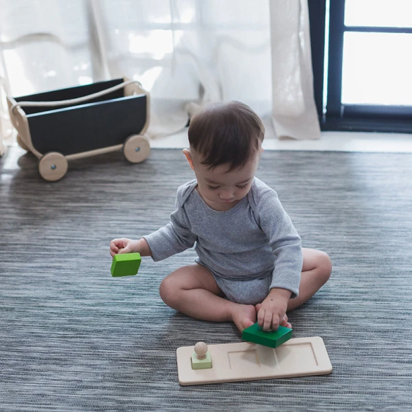 PLAN TOYS ΞΥΛΙΝΟ ΠΑΖΛ ΜΕ ΤΕΤΡΑΓΩΝΑ