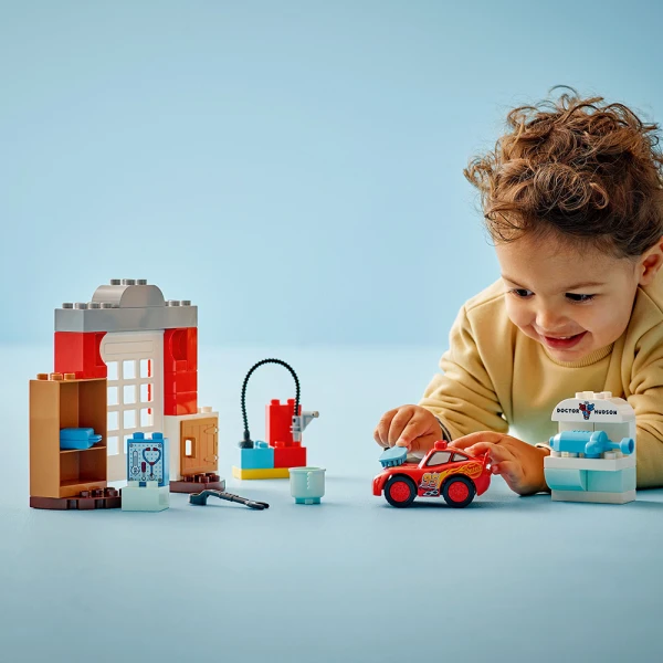 LEGO® DUPLO® DISNEY AND PIXAR CARS MCQUEENʼS VISIT TO DOCʼS GARAGE
