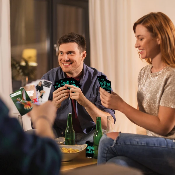 AS GAMES ΕΠΙΤΡΑΠΕΖΙΟ ΠΑΙΧΝΙΔΙ ΜΕ ΚΑΡΤΕΣ DARK DECK ΜΕ ΤΟ ΠΟΥΛΙ ΣΤΟ ΧΕΡΙ ΓΙΑ ΗΛΙΚΙΕΣ 18+ ΧΡΟΝΩΝ