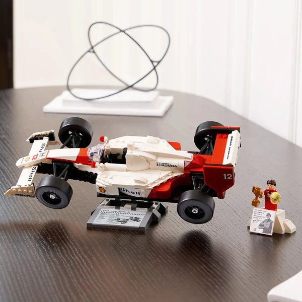 LEGO® ICONS MCLAREN MP4/4 & ΆΙΡΤΟΝ ΣΕΝΑ