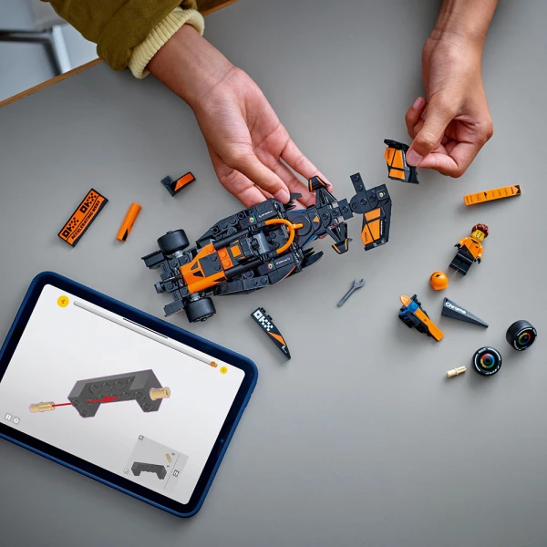 LEGO® SPEED CHAMPIONS MCLAREN F1® TEAM MCL38 RACE CAR