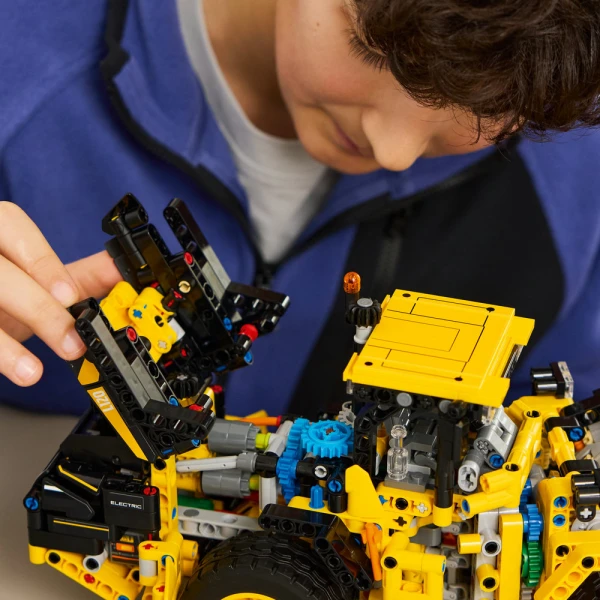 LEGO® TECHNIC™ ΦΟΡΤΩΤΗΣ VOLVO L120 ELECTRIC