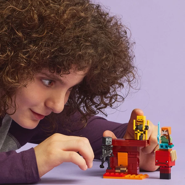 LEGO® MINECRAFT® Η ΜΑΧΗ ΣΤΗ ΛΑΒΑ ΤΩΝ ΕΓΚΑΤΩΝ