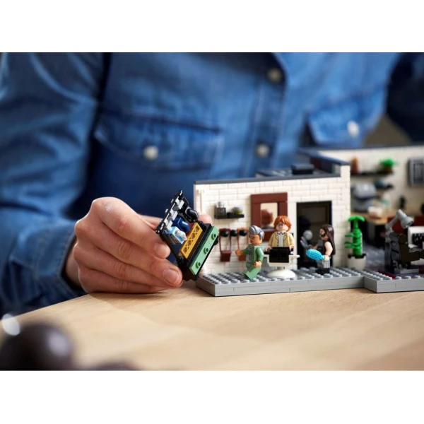 LEGO® CREATOR QUEER EYE - THE FAB 5 LOFT