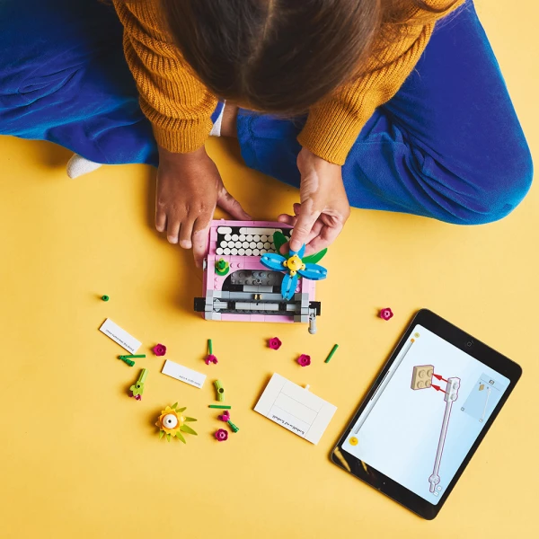 LEGO® CREATOR TYPEWRITER WITH FLOWERS