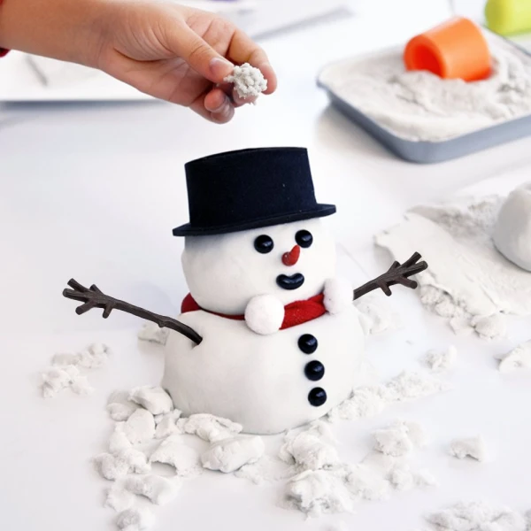 MIKAMAX BUILD YOUR OWN SNOWMAN WITH KINETIC SAND & ACCESSORIES