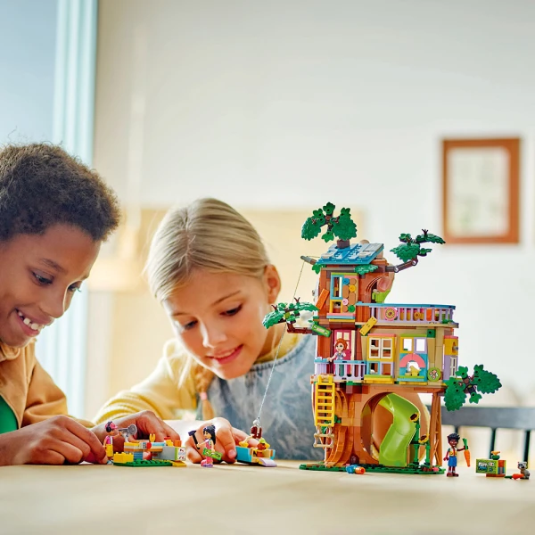 LEGO® FRIENDS ΣΤΕΚΙ ΣΤΟ ΔΕΝΤΡΟΣΠΙΤΟ ΦΙΛΙΑΣ