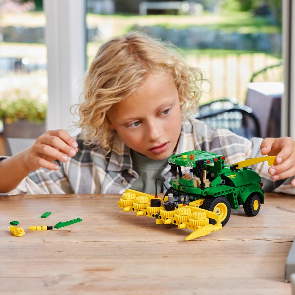 LEGO® TECHNIC™ JOHN DEERE 9700 FORAGE HARVESTER