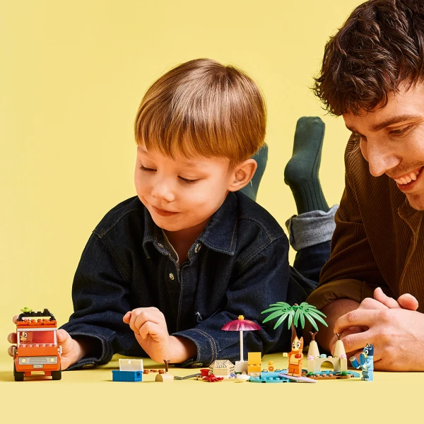LEGO® BLUEY BEACH & FAMILY CAR TRIP