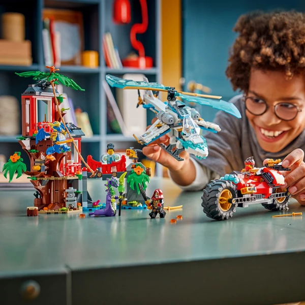 LEGO® NINJAGO® ΜΑΧΗ ΣΤΟ ΔΕΝΤΡΟΣΠΙΤΟ ΜΕ ΝΙΝΤΖΑ ΟΧΗΜΑΤΑ