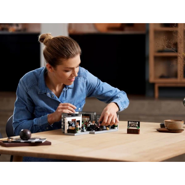 LEGO® CREATOR QUEER EYE - THE FAB 5 LOFT