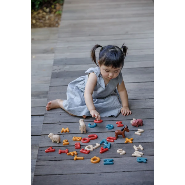PLAN TOYS ΞΥΛΙΝΗ ΑΛΦΑΒΗΤΑ ΜΕ ΚΕΦΑΛΑΙΑ (ΑΓΓΛΙΚΑ)