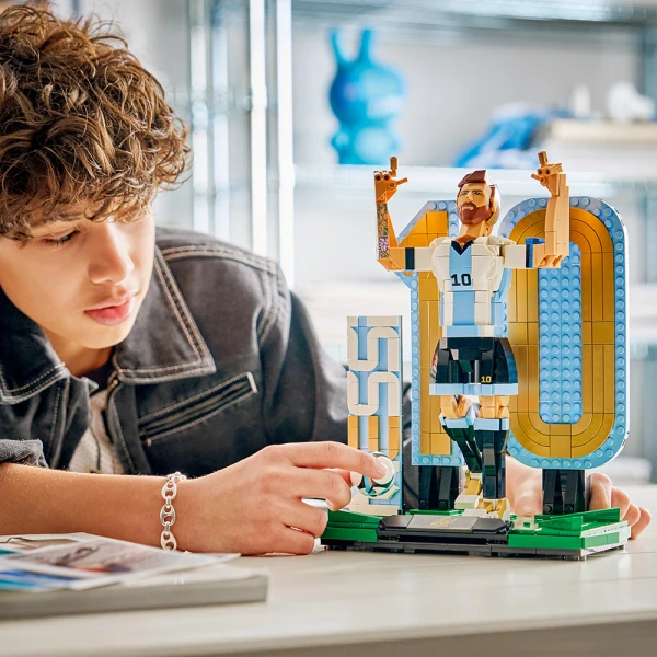 LEGO® EDITIONS SPORTS LIONEL MESSI SOCCER LEGEND