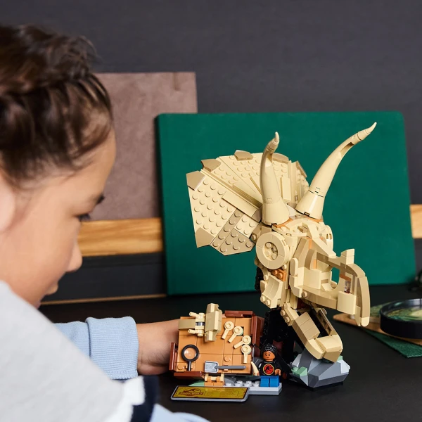 LEGO® JURASSIC WORLD DINOSAUR FOSSILS: TRICERATOPS SKULL