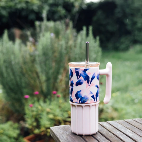 QUOKKA STAINLESS STEEL RAMBLER ΚΟΥΠΑ ΜΕ ΒΑΣΗ ΣΙΛΙΚΟΝΗΣ 720ml - BLUE FEATHER