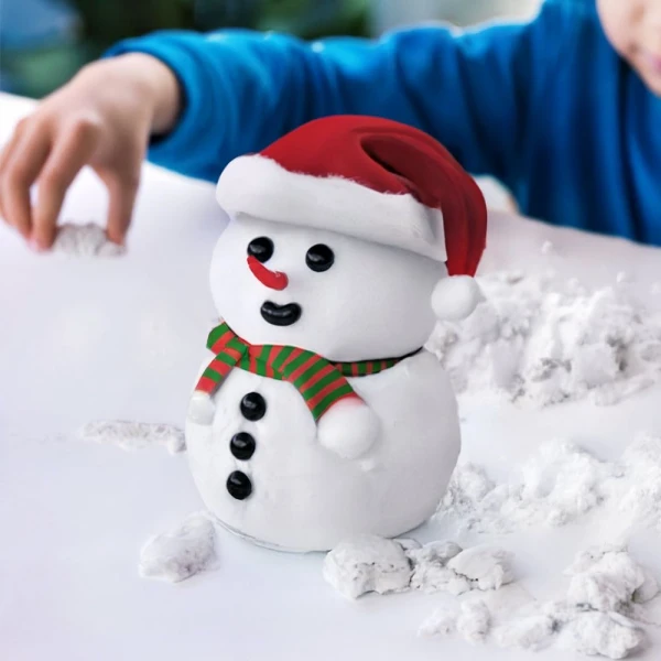 MIKAMAX BUILD YOUR OWN SNOWMAN WITH KINETIC SAND & ACCESSORIES
