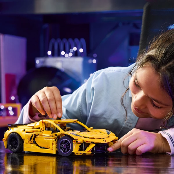 LEGO® TECHNIC™ CHEVROLET CORVETTE STINGRAY