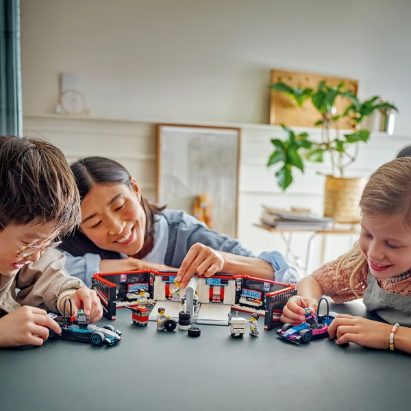 LEGO® CITY F1® GARAGE & MERCEDES-AMG & ALPINE CARS