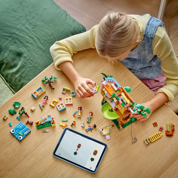 LEGO® FRIENDS ΣΤΕΚΙ ΣΤΟ ΔΕΝΤΡΟΣΠΙΤΟ ΦΙΛΙΑΣ