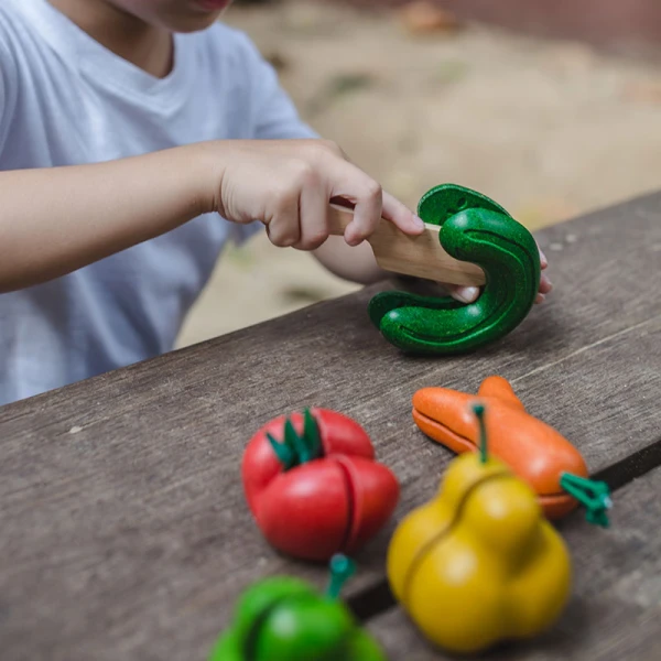PLAN TOYS ΣΕΤ ΦΡΟΥΤΑ ΚΑΙ ΛΑΧΑΝΙΚΑ (ΜΕ ΑΤΕΛΕΣ ΣΧΗΜΑ)