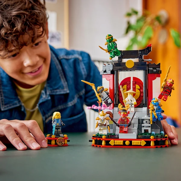 LEGO® NINJAGO® ΔΙΑΚΟΣΜΗΤΙΚΟ ΜΕ ΧΑΡΑΚΤΗΡΕΣ ΝΙΝΤΖΑ – 15Η ΕΠΕΤΕΙΟΣ
