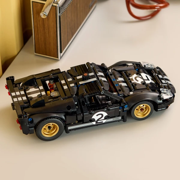 LEGO® TECHNIC ΑΓΩΝΙΣΤΙΚΟ ΑΥΤΟΚΙΝΗΤΟ FORD GT40 MKII ΤΟΥ 1966