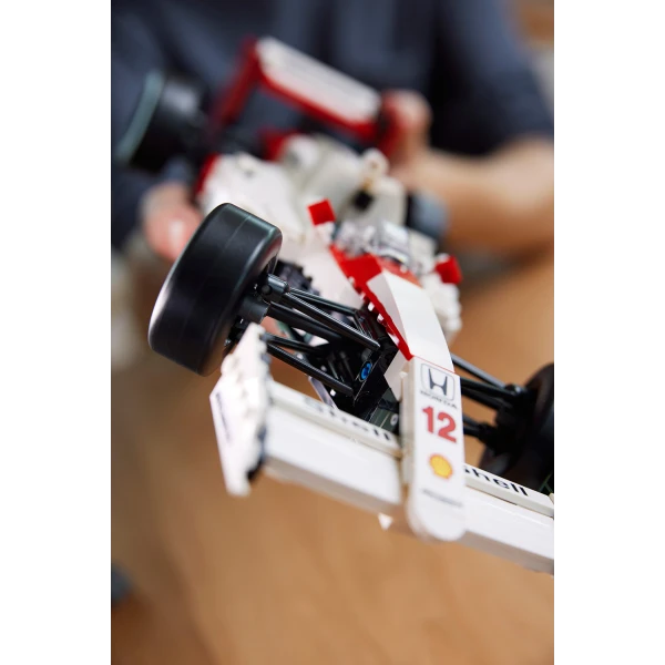 LEGO® ICONS MCLAREN MP4/4 & ΆΙΡΤΟΝ ΣΕΝΑ