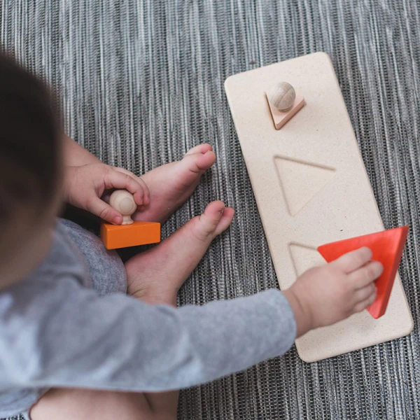 PLAN TOYS ΞΥΛΙΝΟ ΠΑΖΛ ΜΕ ΤΡΙΓΩΝΑ