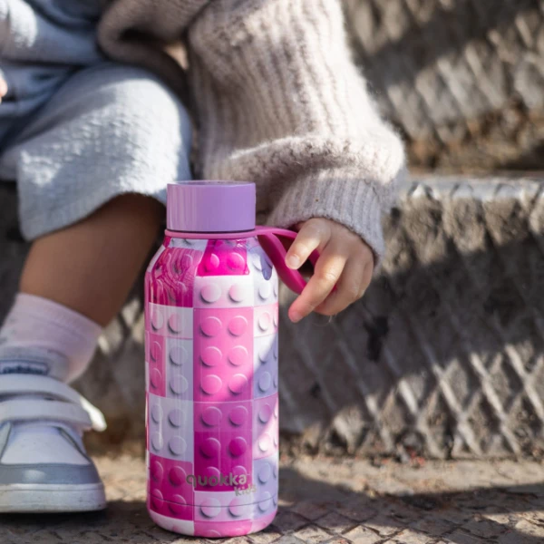 QUOKKA STAINLESS STEEL ΠΑΙΔΙΚΟ ΘΕΡΜΟΣ SOLID ΜΕ ΛΑΒΗ 330ml PINK BRICKS