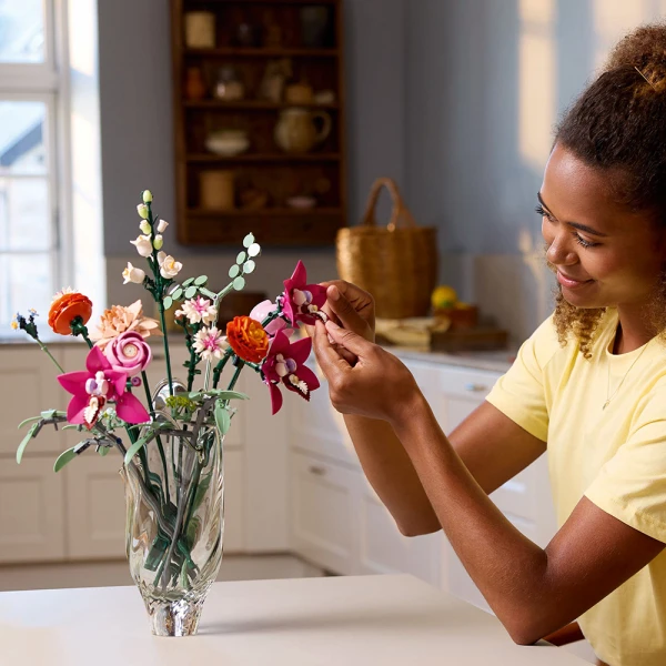 LEGO® BOTANICALS ΌΜΟΡΦΟ ΜΠΟΥΚΕΤΟ ΜΕ ΡΟΖ ΛΟΥΛΟΥΔΙΑ