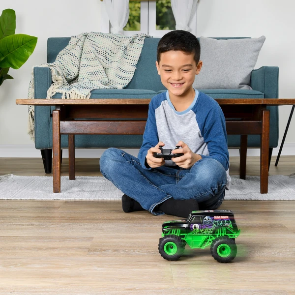 MONSTER JAM 1:24 RC VEHICLE GRAVE DIGGER