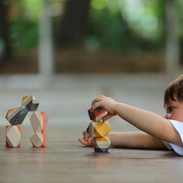 PLAN TOYS ΞΥΛΙΝΟ ΠΑΙΧΝΙΔΙ ΓΕΩΜΕΤΡΙΚΑ ΒΡΑΧΑΚΙΑ