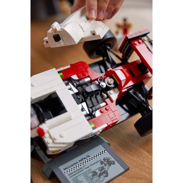 LEGO® ICONS MCLAREN MP4/4 & ΆΙΡΤΟΝ ΣΕΝΑ