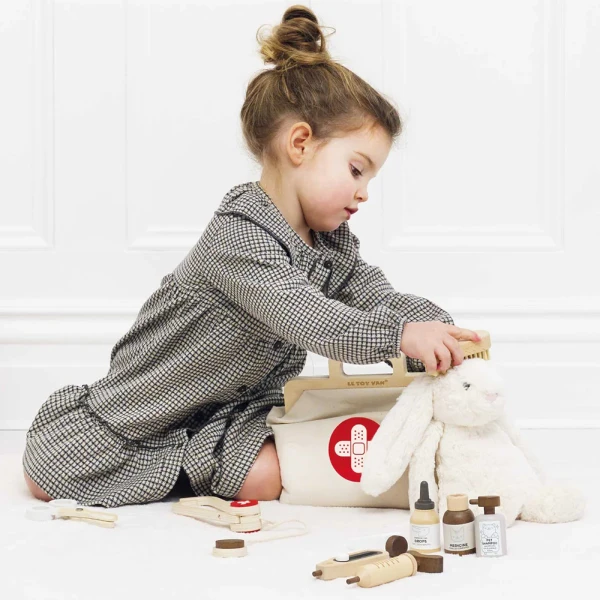 LE TOY VAN WOODEN ANIMAL VET SET 10 pcs