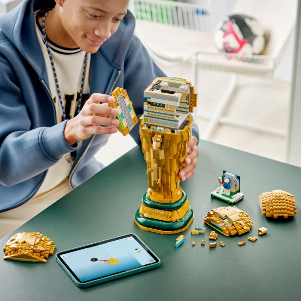 LEGO® EDITIONS SPORTS FIFA WORLD CUP OFFICIAL TROPHY