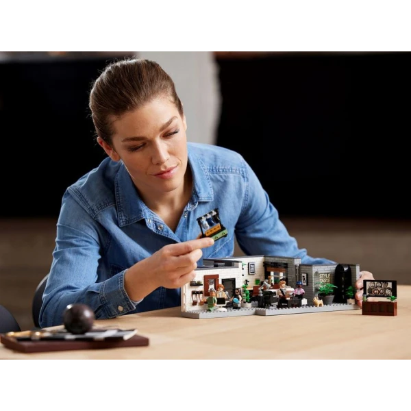 LEGO® CREATOR QUEER EYE - THE FAB 5 LOFT