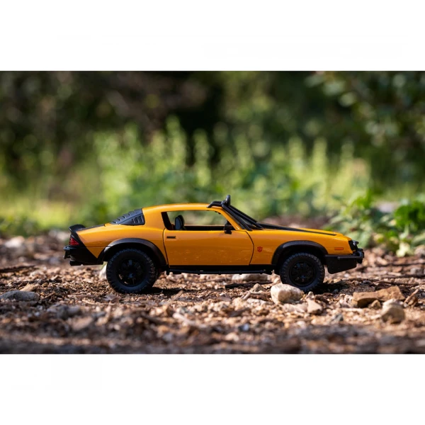 CAR 1:24 TRANSFORMERS BUMBLEBEE