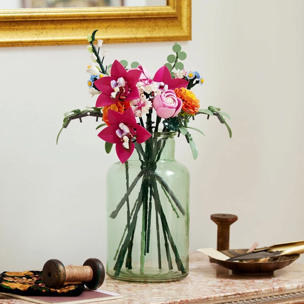 LEGO® BOTANICALS ΌΜΟΡΦΟ ΜΠΟΥΚΕΤΟ ΜΕ ΡΟΖ ΛΟΥΛΟΥΔΙΑ