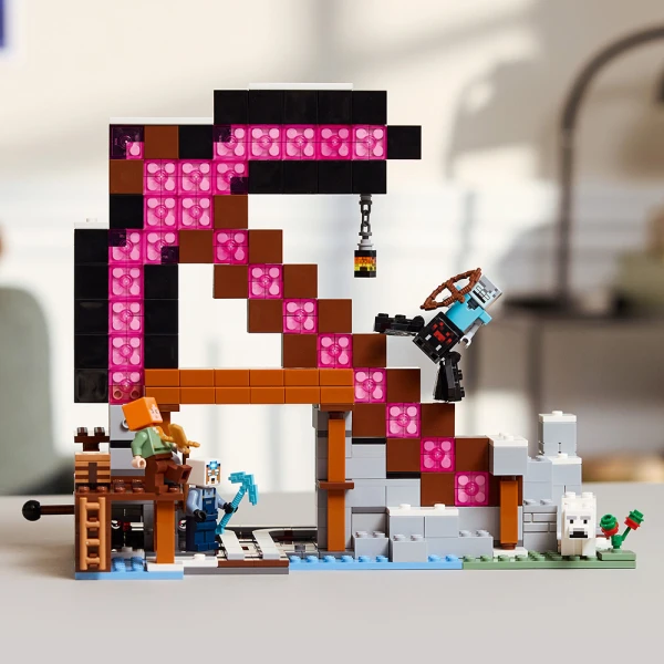 LEGO® MINECRAFT® THE PICKAXE MINE