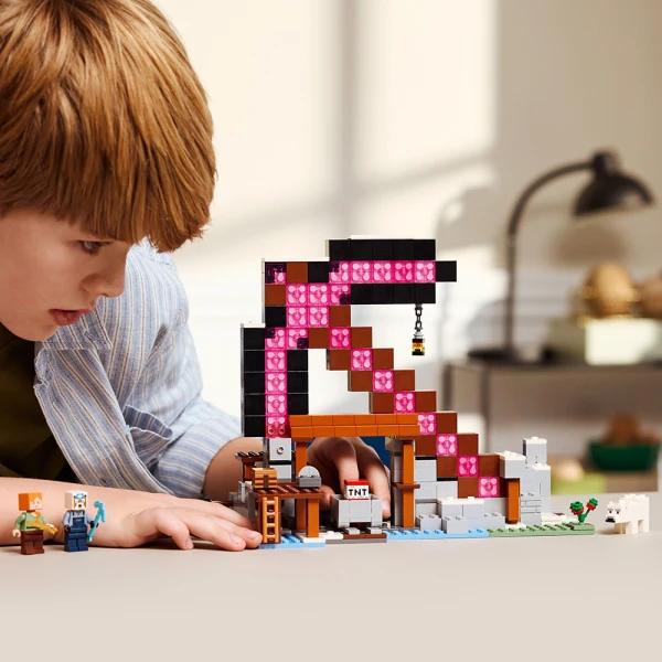 LEGO® MINECRAFT® THE PICKAXE MINE