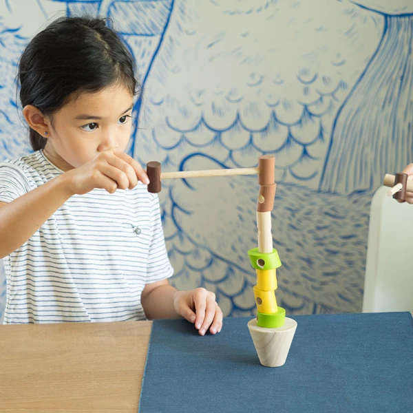 PLAN TOYS ΞΥΛΙΝΟ ΠΑΙΧΝΙΔΙ ΙΣΟΡΡΟΠΙΑΣ ΜΕ ΚΟΡΜΟΥΣ