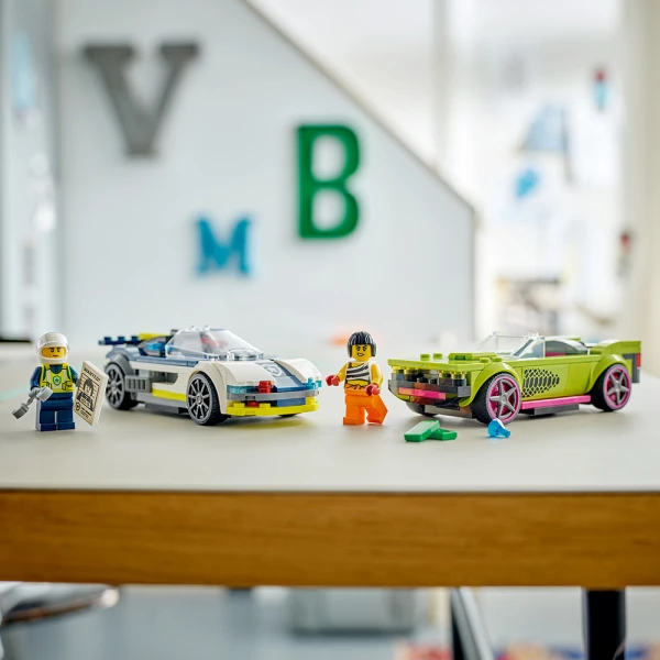 LEGO® CITY POLICE CAR AND MUSCLE CAR CHASE