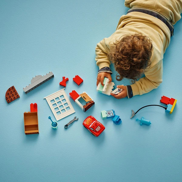 LEGO® DUPLO® DISNEY AND PIXAR CARS MCQUEENʼS VISIT TO DOCʼS GARAGE